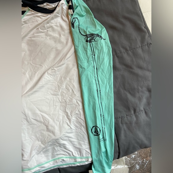 Volcom Rash Guard - Picture 8 of 8